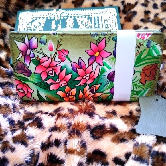 SUKRITI OLIVE FLORAL LEATHER RFID BI-FOLD WALLET - Picture 4 of 13